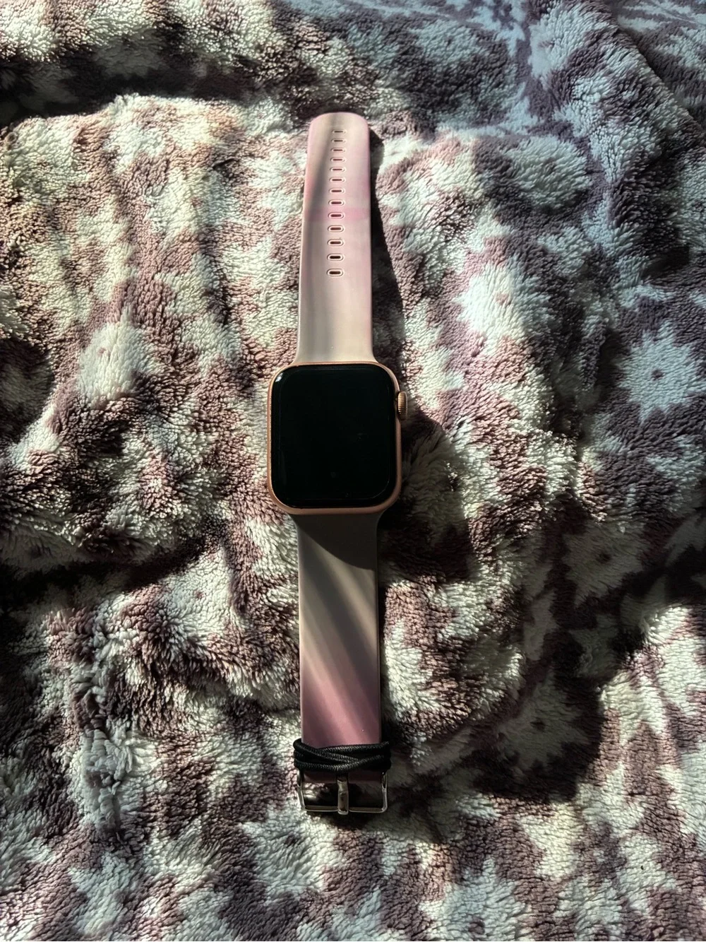 Apple Pink Silicone Smartwatch with Rose Gold Case